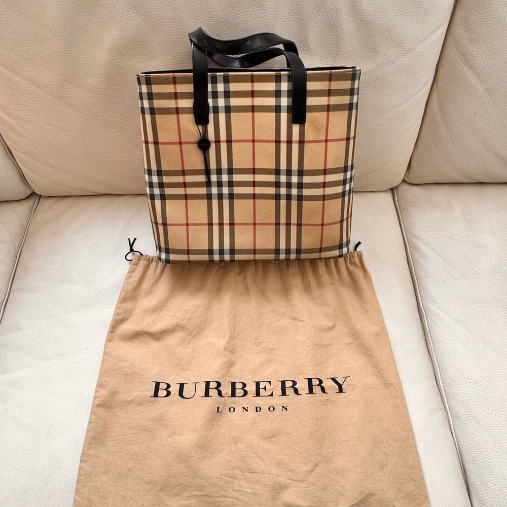 💯 Authentic Burberry Nova Check tote bag.